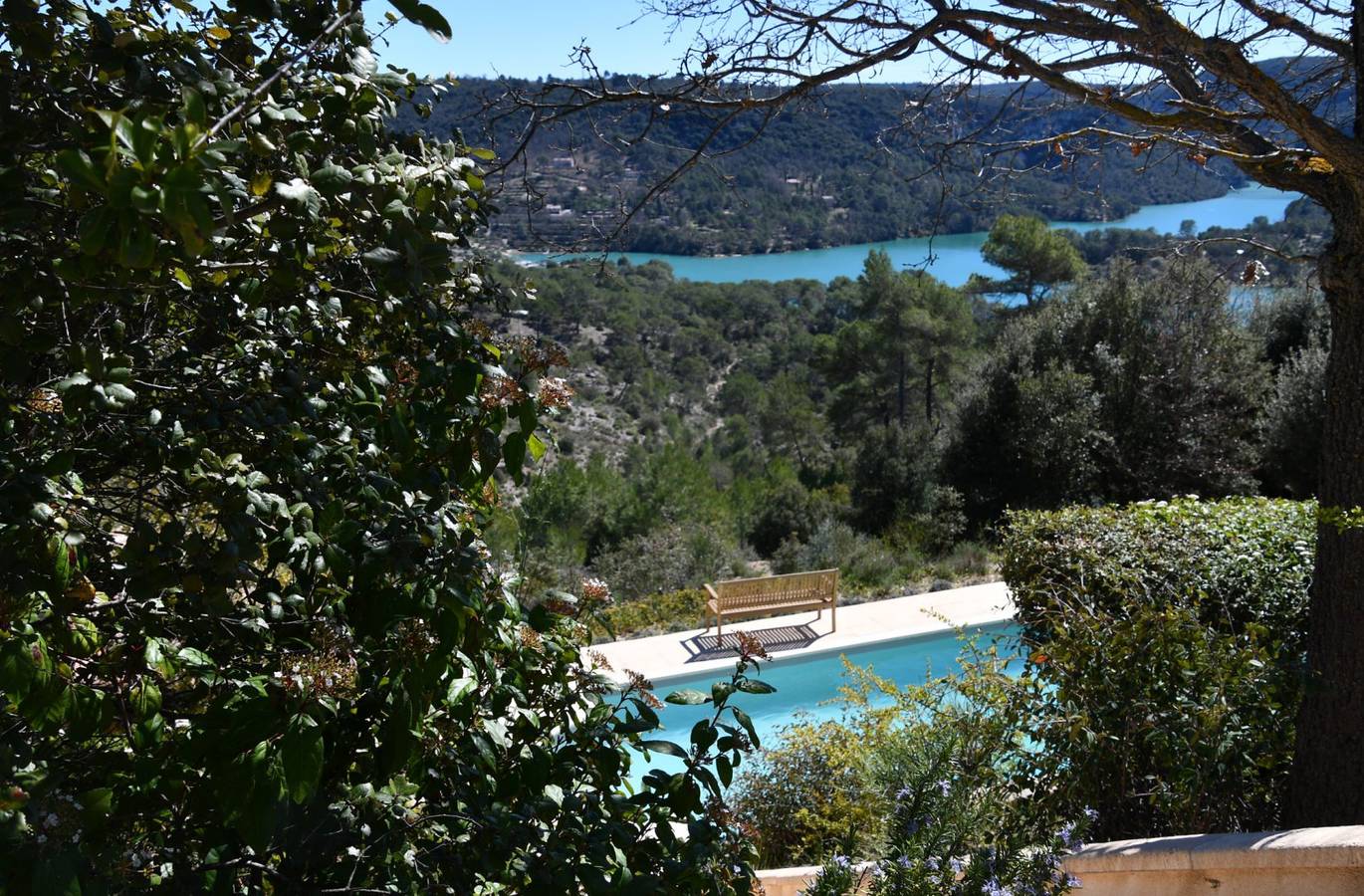 Villa Les Restanques, avec piscine, surplombant le lac in Esparron-de-Verdon, Parc naturel régional du Verdon