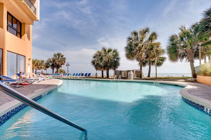 Vacation rental for 4 people, with hot tub and balcony as well as pool, with pets by Myrtle Beach