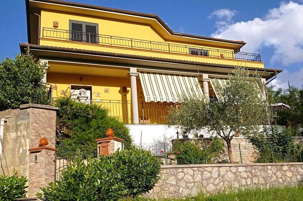 Matilde, Villa, own pool,  edge of village, walking distance of facilities in San Romano in Garfagnana, Garfagnana