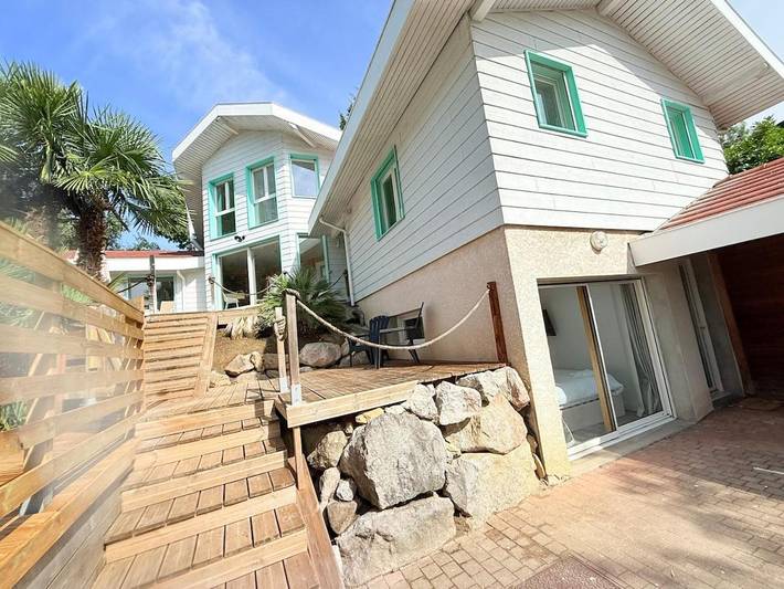 Location de vacances pour 15 personnes, avec piscine ainsi que vue et jardin à Cranves-Sales - 4