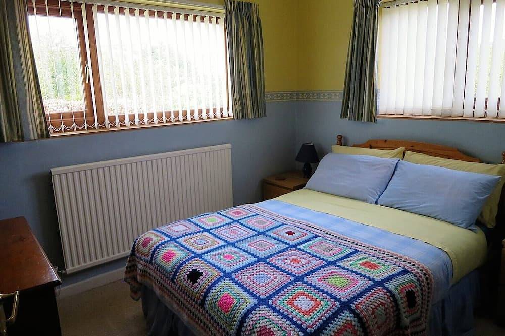 Double Ensuite with Shower at Cae y Rhedyn Annexe in Llangynidr, Brecon Beacons