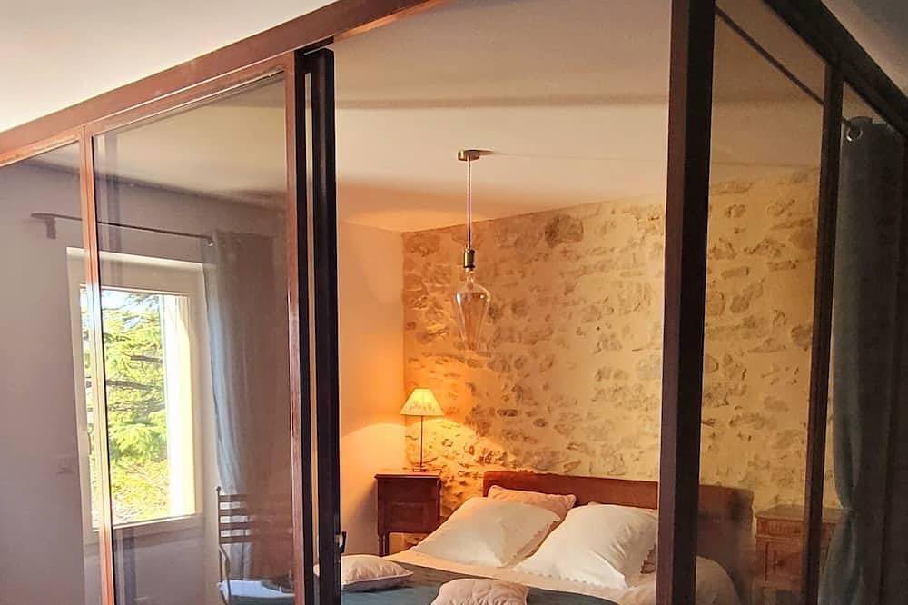 Entire apartment, Loft apartment in an 18th-century farmhouse in Robion, Parc naturel régional du Luberon