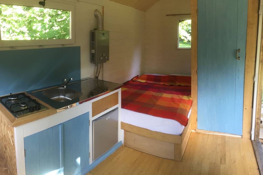 Roulotte de charme pour 2 personnes avec terrasse au calme dans 1 ha de verdure in Saint-Vaury, Région de Guéret