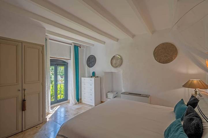 Timeless Provencal farmhouse and large swimming pool in a magnificent wooded park in Plan-d'Orgon, Arles und Umgebung