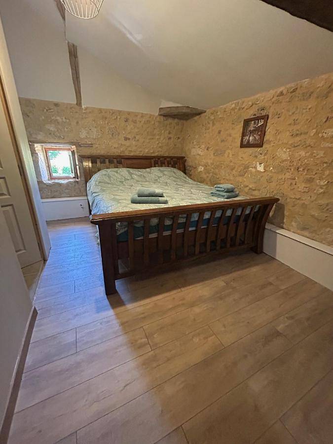 Chambre d’hôte pour 2 personnes, avec terrasse et vue ainsi que jardin et piscine, animaux acceptés à Saint-Astier - 2