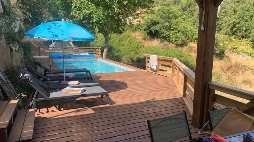 Location de vacances pour 4 personnes, avec vue ainsi que jardin et piscine, animaux acceptés à Feliceto