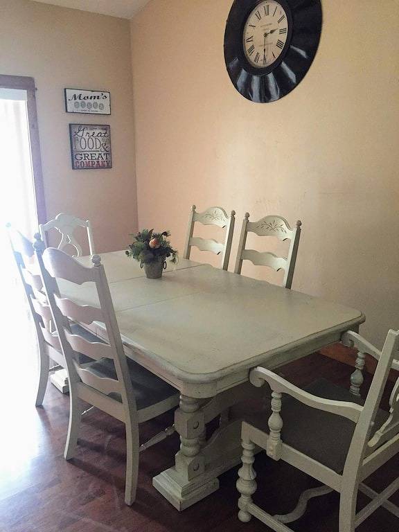 Log cabin for 16 people, with yard and hot tub as well as balcony in McCall