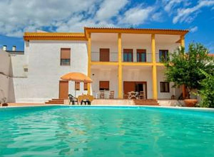 Holiday Home 'El Retiro Vivienda Rural' with Private Pool, Private Terrace and Wi-Fi in Villanueva del Rey, Sierra Morena