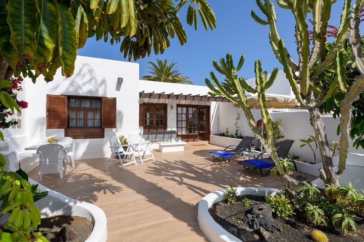 Entire apartment, Holiday Apartment Puerto Chico C by Beach with Shared Pool & Wi-Fi in Playa Blanca, Yaiza