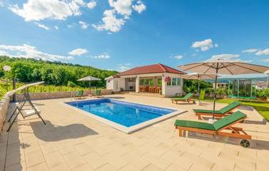 Villa für 12 Personen, mit Garten und Pool sowie Balkon in Split-Dalmatien