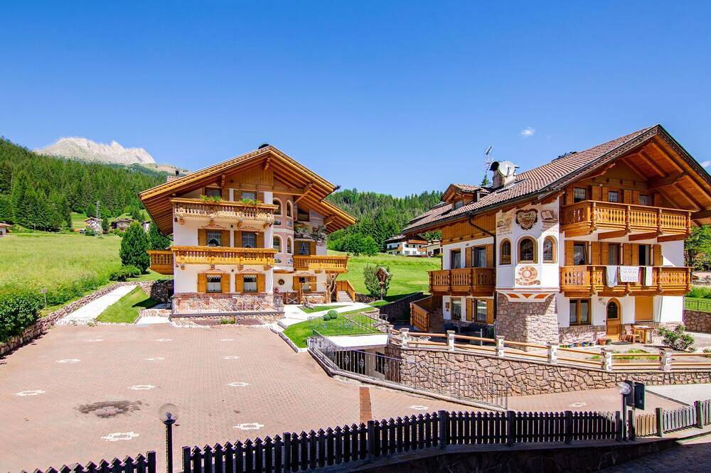 Appartamento intero, Incantevole appartamento per 4 persone con Wifi, Tv, balcone e parcheggio in Soraga, Dolomiti Superski