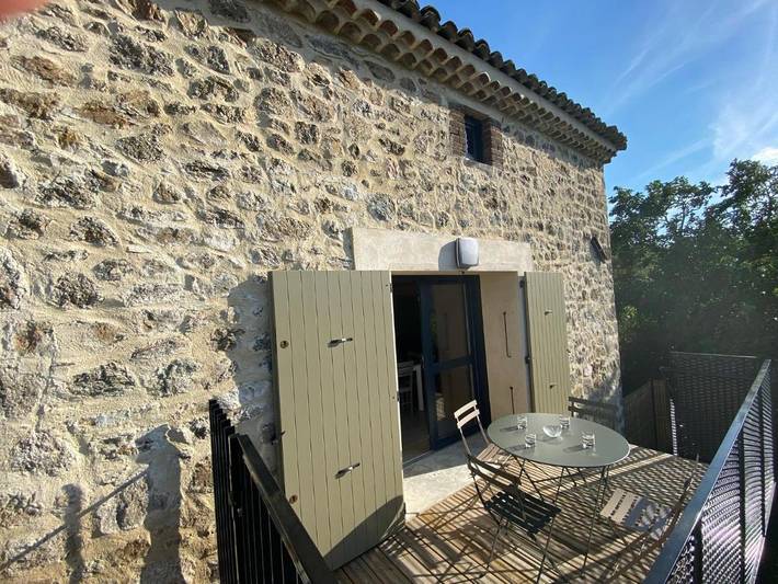 Gîte pour 4 personnes, avec terrasse et vue à Toulaud