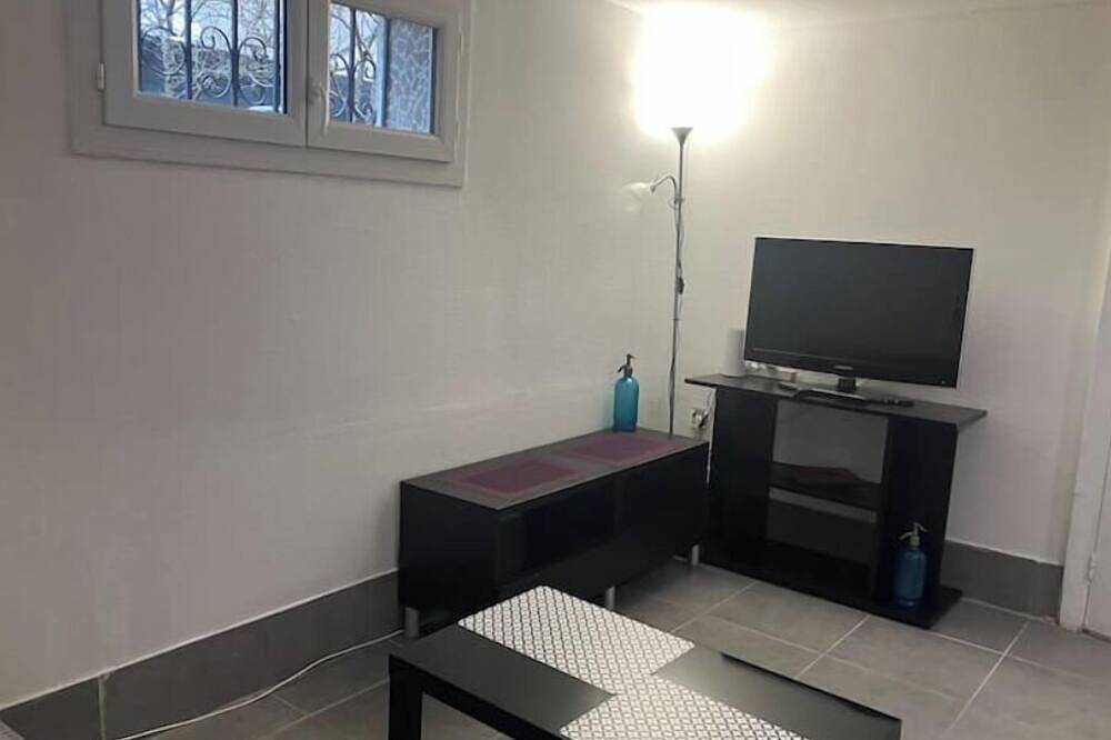 Room in Angers near the streetcar with shared kitchen and bathroom in Angers, Angers region