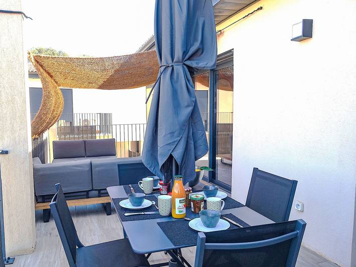 Appartement de vacances pour 4 personnes, avec terrasse ainsi que bassin pour enfant et jardin
