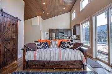 Log Cabin for 4 Guests in Mount Hood Village, Mount Hood, Picture 2