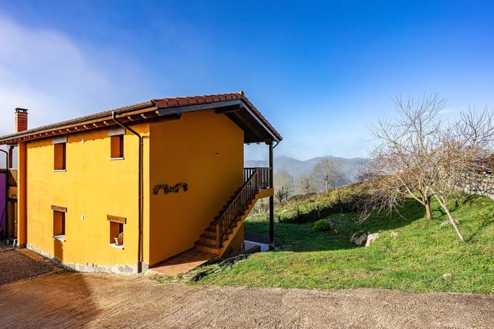 Apartamento entero, Apartamento 'Picos' con vistas a la montaña, jardín compartido y Wi-Fi in Cangas de Onís, Costa Verde