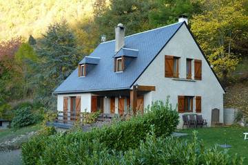Gîte pour 11 personnes, avec balcon et jardin à Guchan