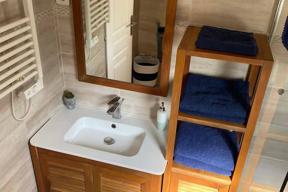 Near Bordeaux center: town house + parking space in Cenon, Bordeaux region