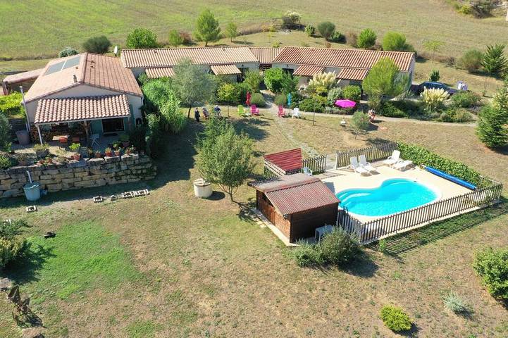 Gîte pour 16 personnes, avec piscine ainsi que terrasse et jardin dans Tourreilles