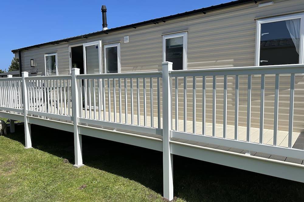 Deluxe, Spacious, Modern 3 Bedroom Holiday Home, Large Enclosed Decking Veranda in Edinburgh and Lothian