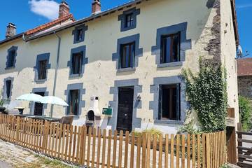 Gîte pour 12 personnes, avec piscine ainsi que terrasse et jardin à Janaillat