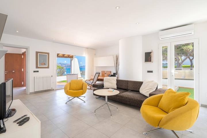 Villa Miramar by the Beach with Sea View, Pool & Wi-Fi in Marina Manresa, Alcúdia
