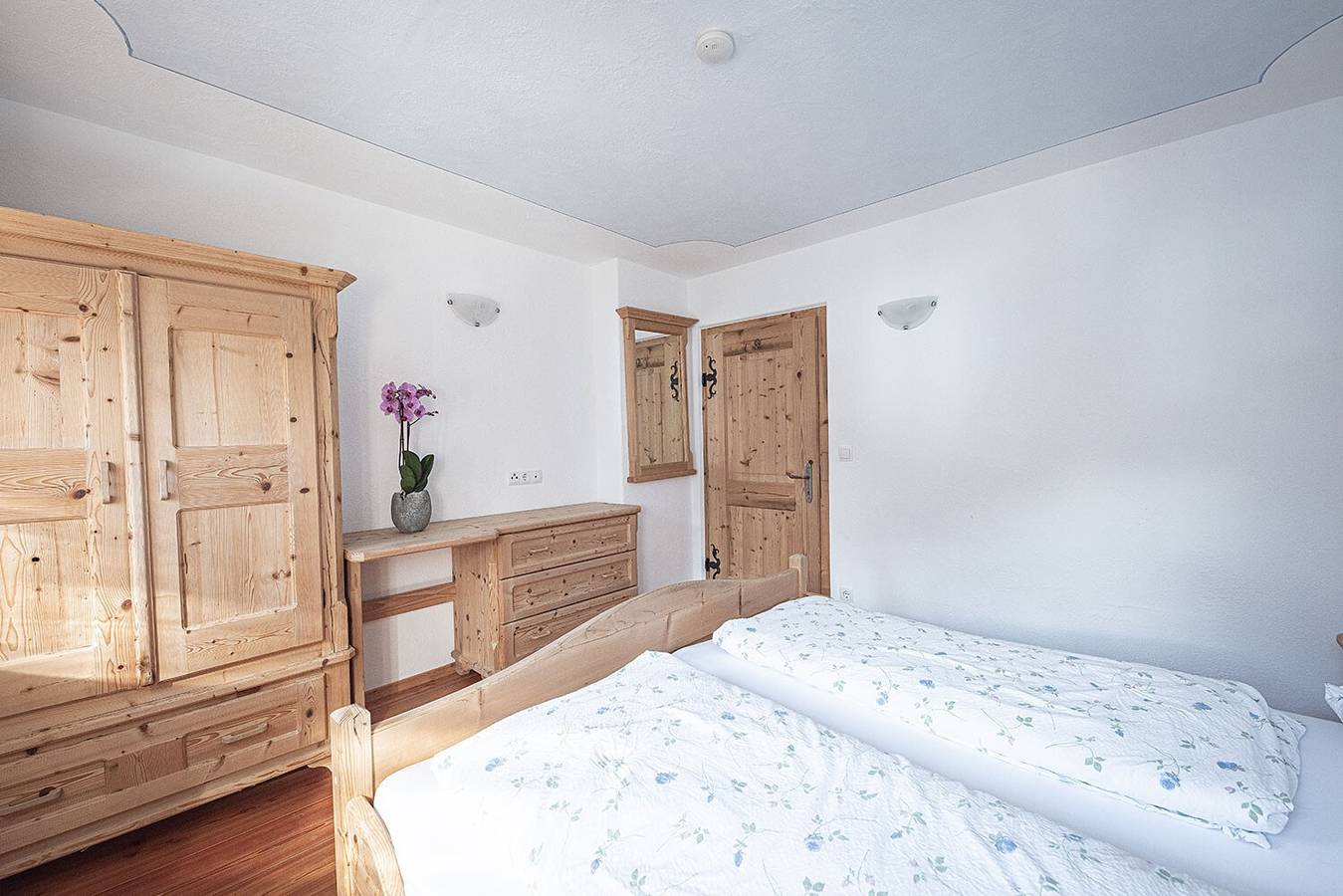 Entire apartment, Holiday Apartment "Enzian" with Mountain View, Balcony & Wi-Fi in Ahornach, Sand in Taufers