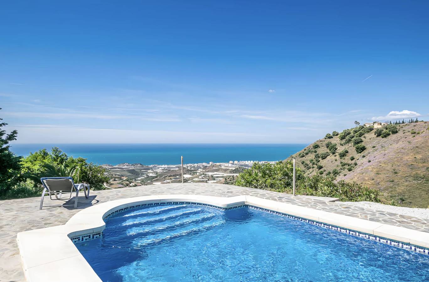 Villa 'Amapola' con vistas al mar, piscina privada y Wi-Fi in Sayalonga, Costa del Sol