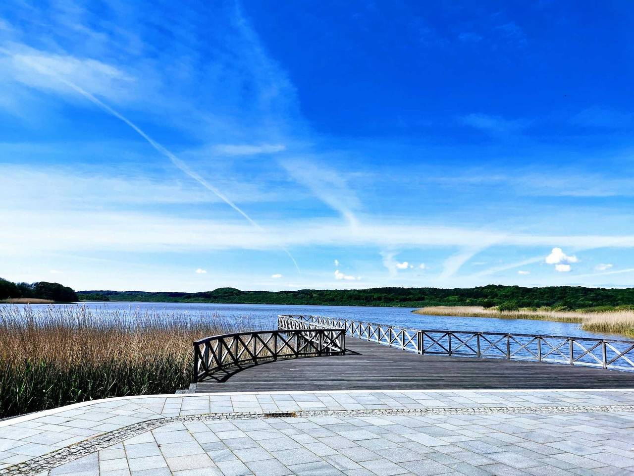 Ganze Ferienwohnung, Villa Seerosen - Appartement Seebrise - Appartement Seebrise - 1. Reihe am Schmachter See in Binz, Rügen