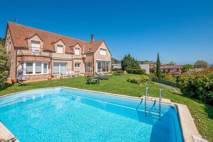 Villa pour 14 personnes, avec Terrasse et Jardin ainsi que Piscine et Vue