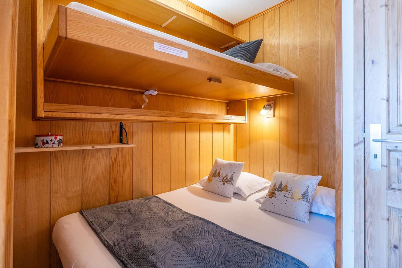 Entire holiday apartment, Colombière : Grande terrasse avec vue imprenable sur les montagnes in Chinaillon, Le Grand-Bornand