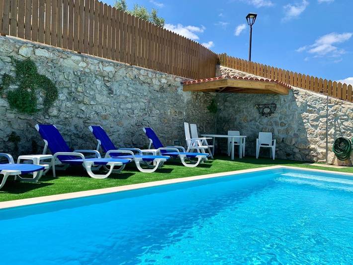 Location de vacances pour 6 personnes, avec piscine ainsi que vue et jardin dans Ourém - 3