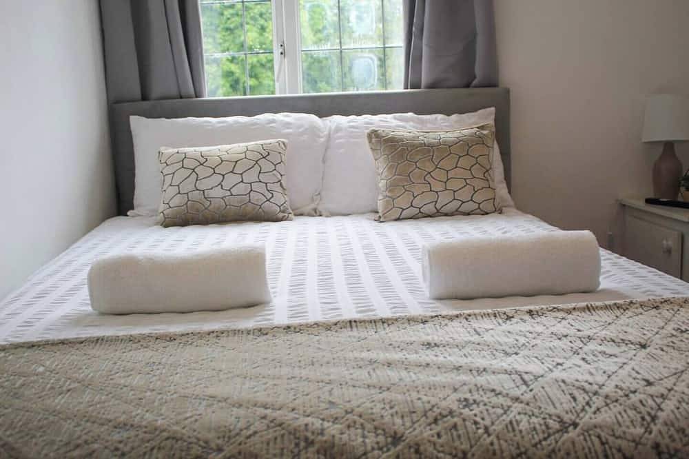 Entire apartment, Nec/Airport M6 Free Parking Available by Shm Stays in Solihull, Birmingham Area