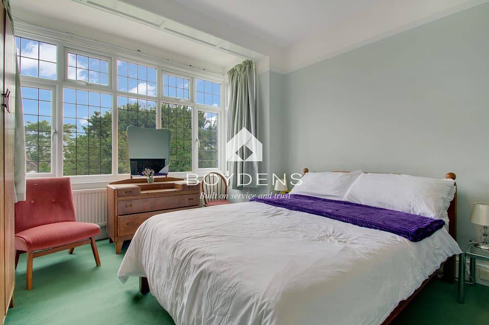 Located in one of the popular Frinton Avenues within walking distance of shops, cafes and beaches in Frinton on Sea, Frinton and Walton