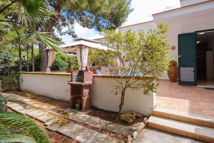 Villetta 'Del Salento 3' con terrazza privata, giardino privato e aria condizionata in Racale, Golfo di Taranto
