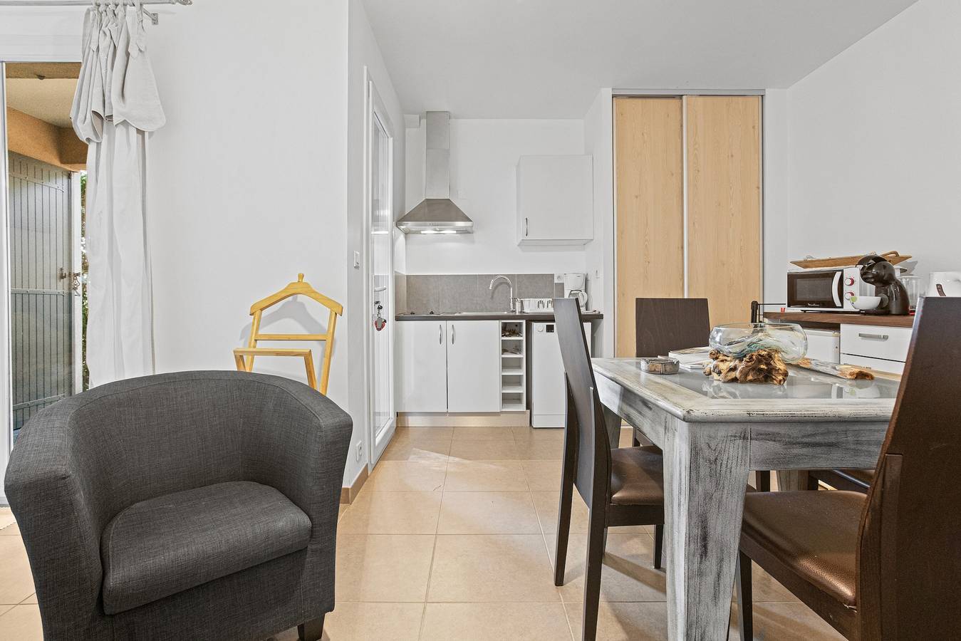 Entire studio, Studio "2 - Le Mas Du Soleil" with Sea View, Wi-Fi and Air Conditioning in Sainte-Maxime, Mediterranean Coast (France)