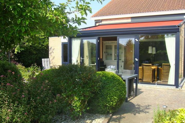 Bungalow voor 6 personen, with uitzicht op het meer and tuin as well as terras in Zeeuws-Vlaanderen