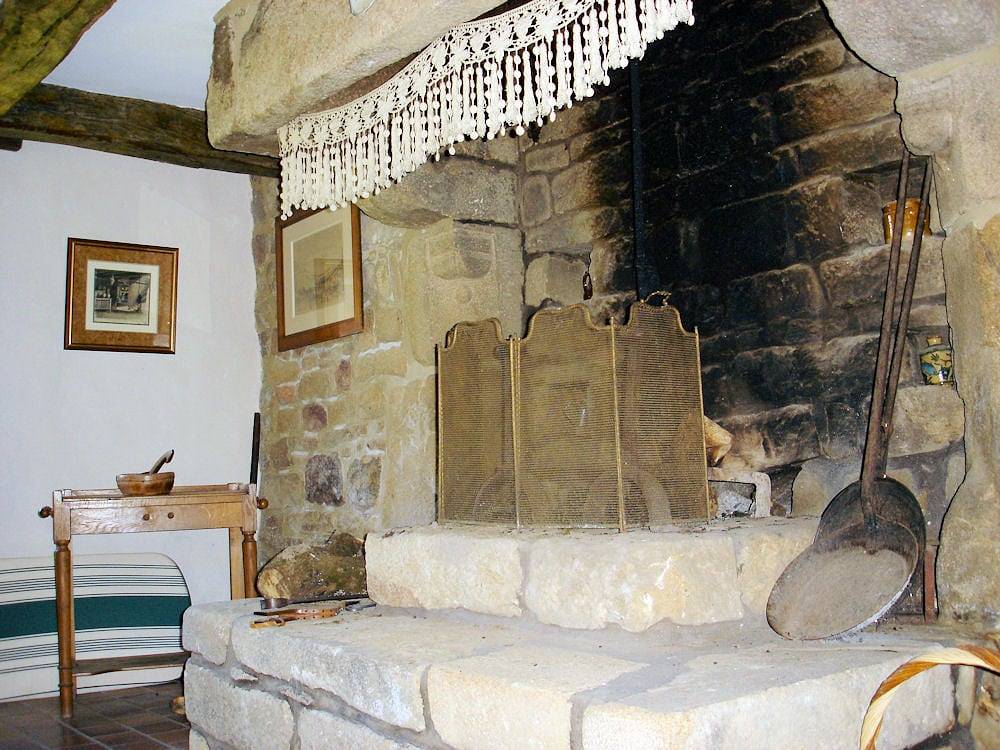 Les Chaumières de Kerimel - Chambre Merlin l'Enchanteur in Ploemel, Côte des Mégalithes