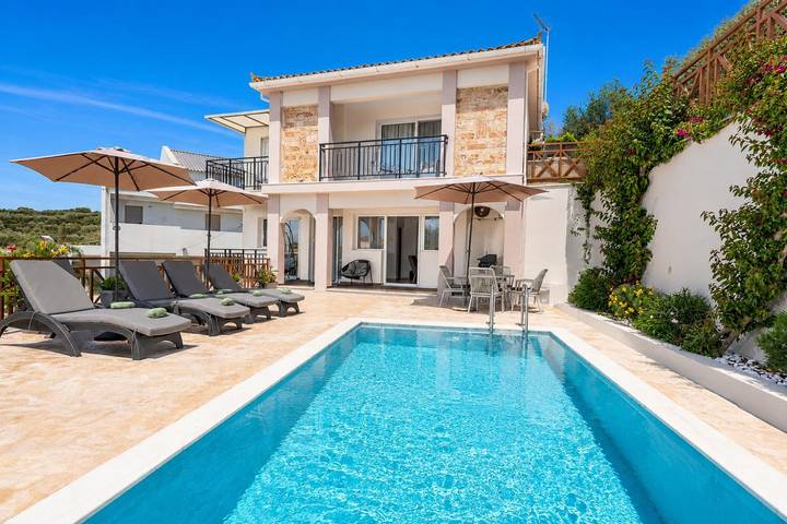 Villa for 4 people, with Balcony and Terrace as well as Garden in Planos