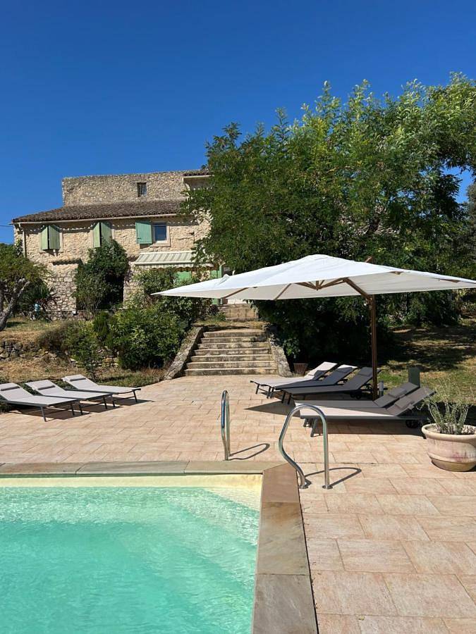 Location de vacances pour 10 personnes, avec Terrasse et Jardin ainsi que Piscine et Vue à Beaumont-de-Pertuis