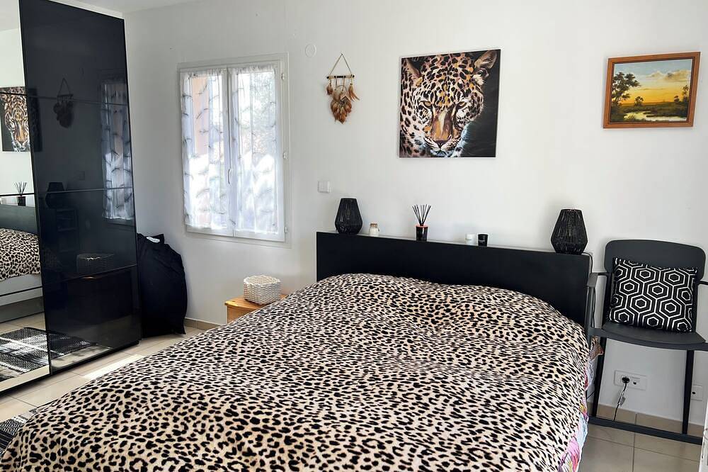 Master suite in single-storey house with terrace and jacuzzi in summer in Gaillac, Región de Albi