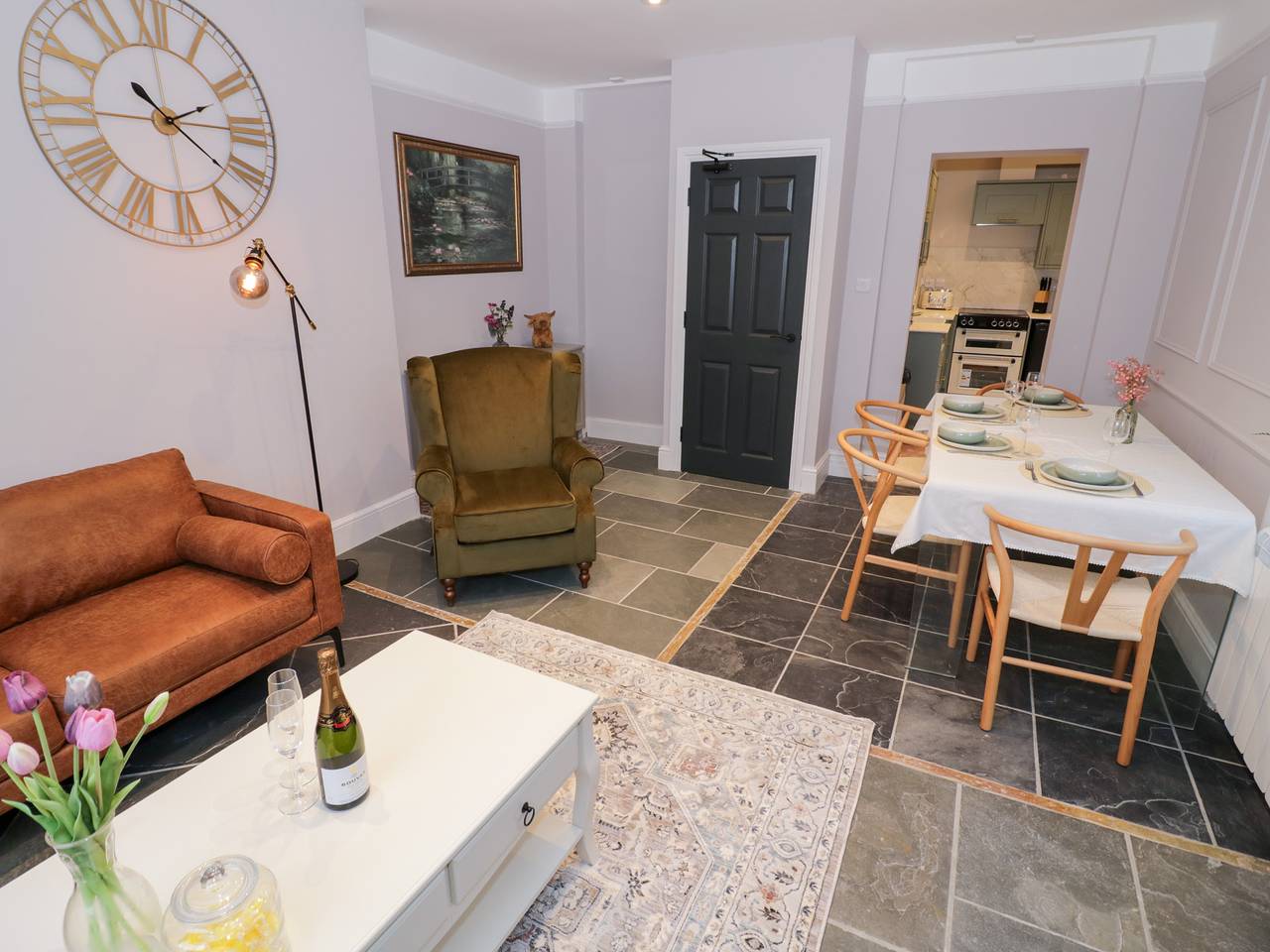 Entire apartment, 12 Montpellier Arcade in Cheltenham, Gloucestershire