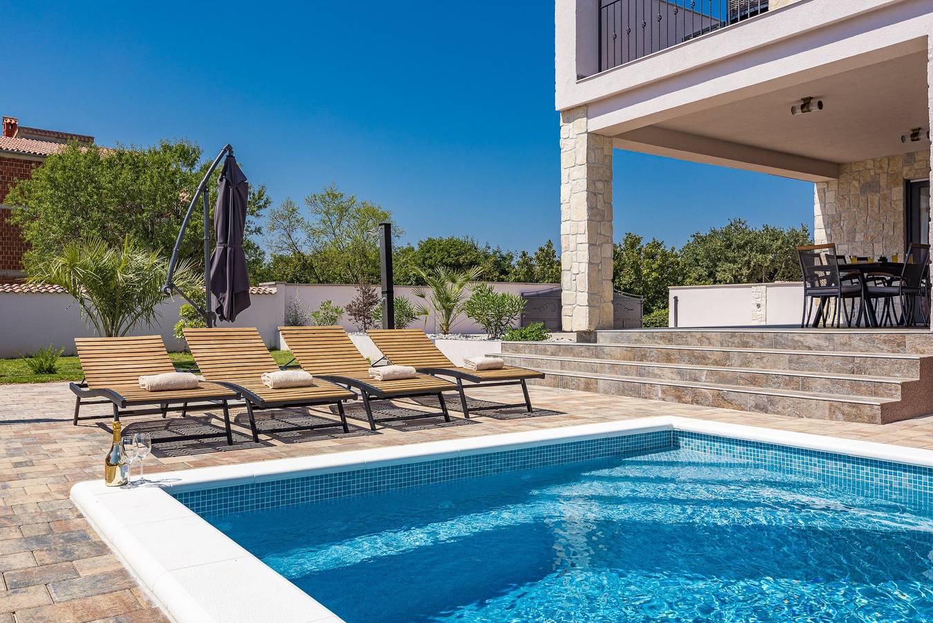 Enchanting Villa Magnolia West with Pool and Jacuz in Marčana, Südküste Istrien