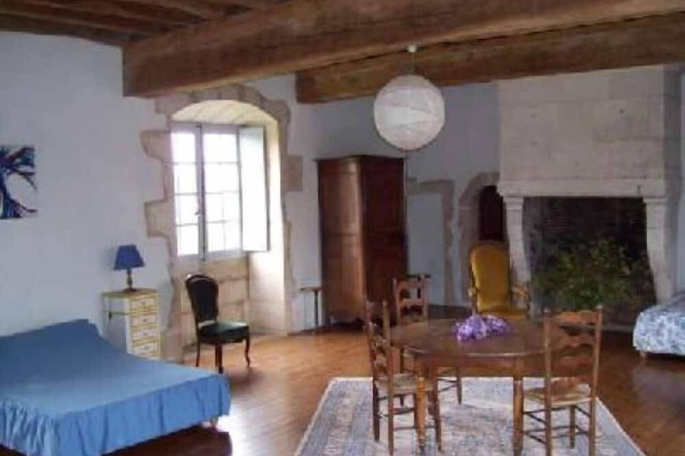 Sainte Hermine: Logis vendée du 17ème siecle possedant un charme fou.... in Sainte-Hermine, Fontenay-le-Comte