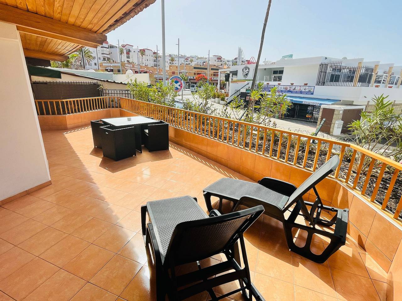 Geheel appartement, Vakantieappartement 'Los Geranios 304' met Gedeeld Zwembad, Privéterras en Wi-Fi in Playa Puerto Colón, Adeje