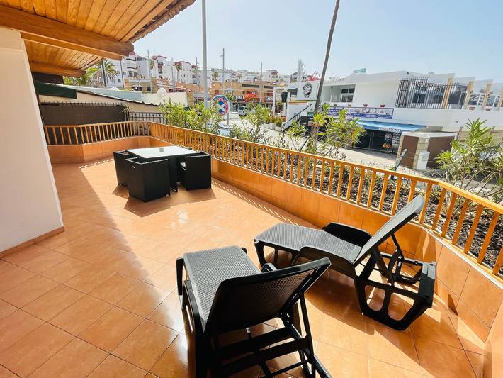 Apartamento entero, Apartamento Vacacional 'Los Geranios 304' con Piscina Compartida, Terraza Privada y Wi-Fi in Playa Puerto Colón, Adeje