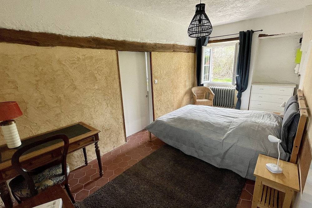 10 minutes from Guédelon, quiet house with large garden not overlooked in Saint-Fargeau, Auxerre und Umgebung