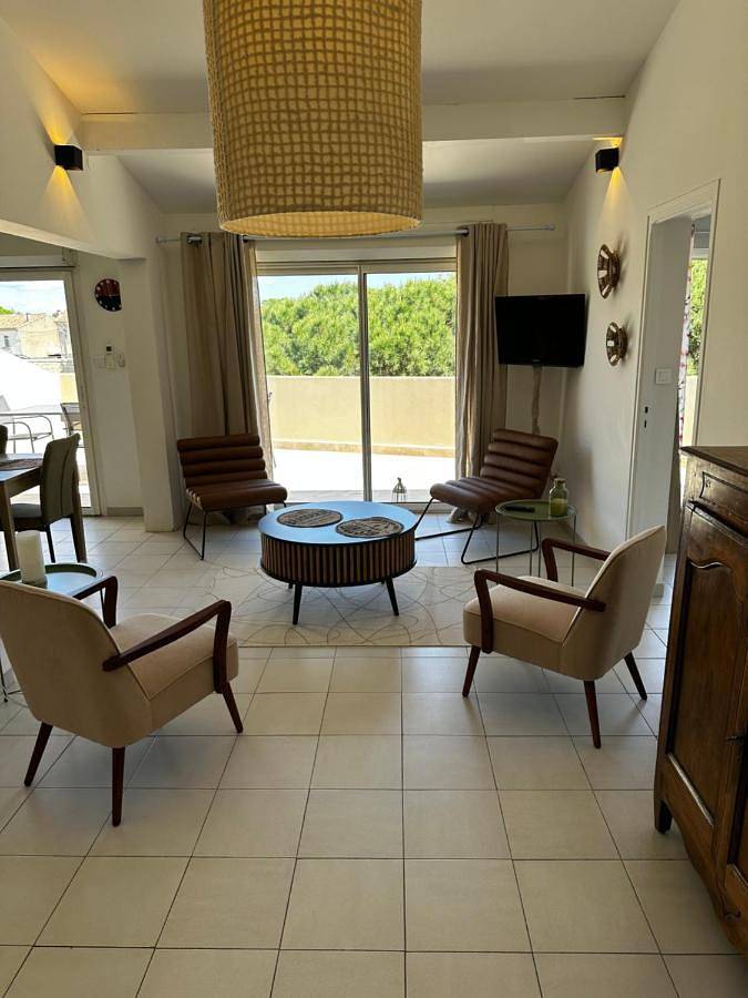 Gîte pour 6 personnes, avec Balcon ainsi que Terrasse et Vue dans Gare D Aigues Mortes