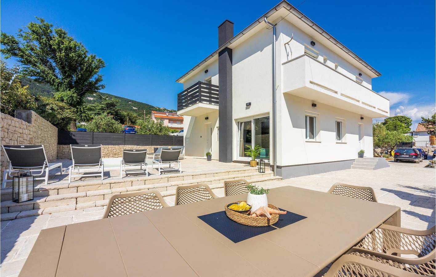 Geräumige 180 m² große Wohnung mit Terrasse, in der Nähe des Strandes Vela Plaža in Vela plaža, Baska