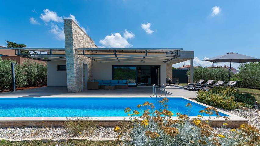Villa per 8 persone, con giardino e piscina nonché balcone a Novigrad